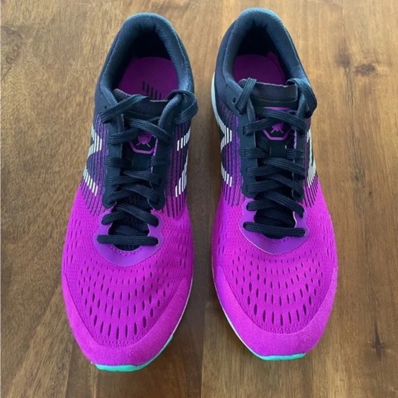 New Balance Running Shoes, Size 9 - Picture 2 of 7